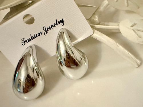 گوشواره اشکی نقرهای زنانه ترند سال ۲۰۲۵